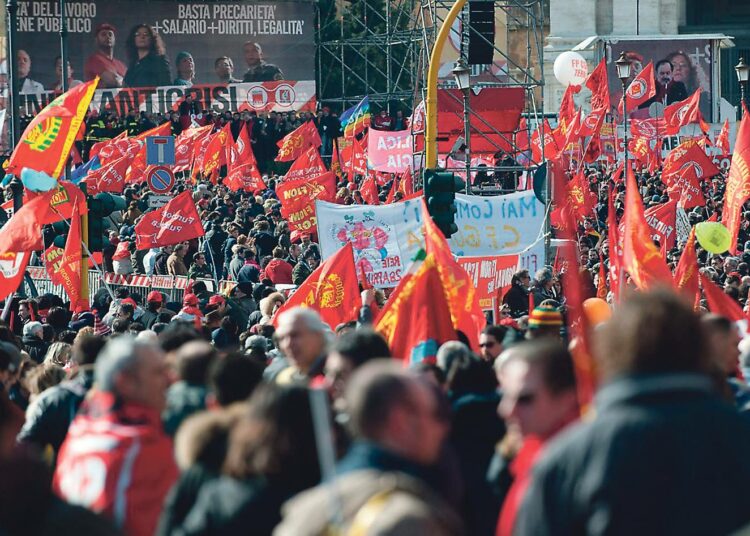 Hallituksen talouspolitiikan vastainen mielenosoitus Roomassa toissa viikolla.