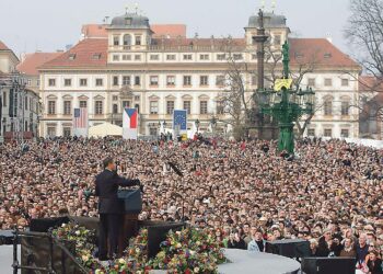 Presidentti Barack Obama puhumassa Prahan Hradcanyn aukiolla sunnuntaina.