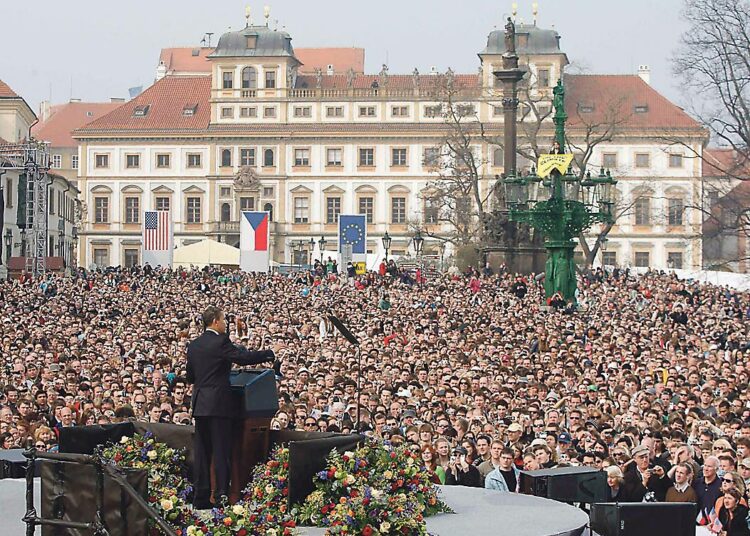 Presidentti Barack Obama puhumassa Prahan Hradcanyn aukiolla sunnuntaina.