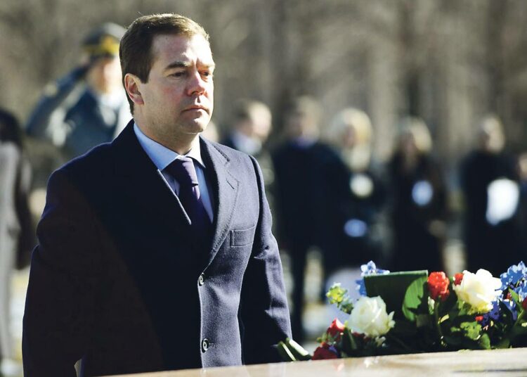 Venäjän presidentti Dmitri Medvedev nosti Suomen-vierailullaan esiin turvallisuusaloitteen. Tiistaina Medvedev vieraili marsalkka Mannerheimin haudalla.