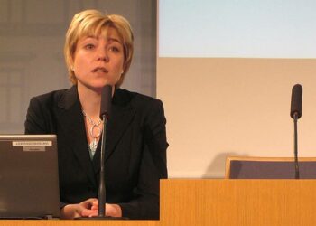 Henna Virkkusen mielestä kaikkien kannattaa taantuman aikana hankkia lisäkoulutusta. Kun työpaikka menee alta, heikoimmilla ovat ne, joilta puuttuu ammatillinen koulutus.