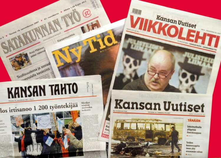 Kaikki Vasemmistoliiton lehdet menettävät 20 prosenttia lehtituestaan. Kansan Uutiset on sopeuttanut toimintaansa panostamalla entistä laadukkaampaan Viikkolehteen sekä seitsenpäiväiseen verkkolehteen.