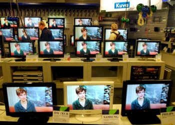 Tietokone ja internet koetaan kaikissa ikäryhmissä televisiota tärkeämmiksi kotona viihtymisen kannalta.