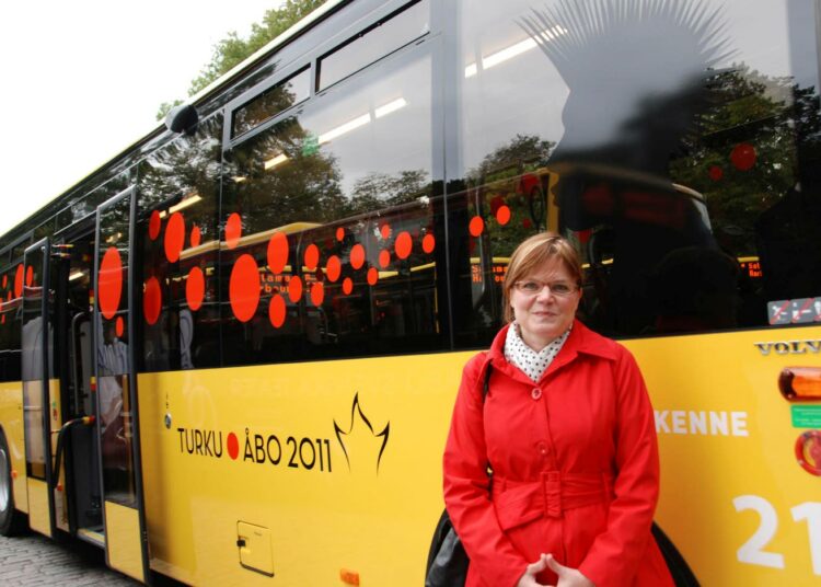 Joukkoliikennejohtaja Sirpa Korte on tyytyväinen Turun bussikaluston ulkonäön yhtenäistymiseen. Seuraavaksi ollaan yhtenäistämässä bussinkuljettajien asustus.