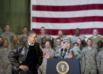 Presidentti Barack Obama ja kenraali David Petraeus Bagramin tukikohdassa viime joulukuussa.