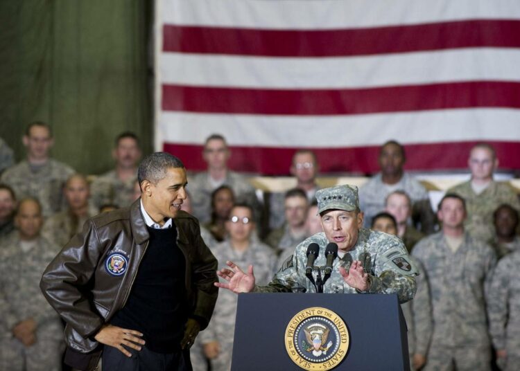Presidentti Barack Obama ja kenraali David Petraeus Bagramin tukikohdassa viime joulukuussa.