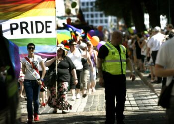 Pride-kulkueessa Helsingissä marssi arviolta 7000 ihmistä.