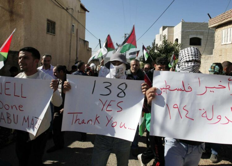 Palestiinalaiset juhlivat viime viikon torstaina YK:n tarkkailijavaltion statusta Länsirannalla.