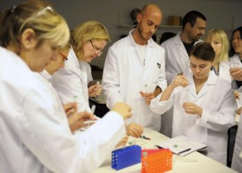 Akava haluaa nostaa työllisyysasteen 75 prosenttiin aktivoimalla erilaisia yhteiskunnan tukia saavat ryhmät ripeämmin työelämään. Kuva on Aalto-yliopiston biologisen taiteen tutkimuslaboratoriosta.