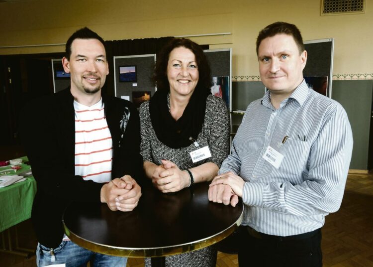 Paperiliiton liittokokousedustajat Marko Jaskari (vas.), Sirpa Peltonen ja Olli-Pekka Kaikkonen uskovat metsäteollisuuden rakennemuutoksen vielä joskus päättyvän.