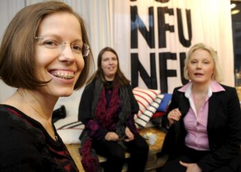 VTT:n yhteiskuntatutkija Katri Vallaste (vas.), yliopistotutkija Emilia Palonen ja akatemiatutkija Hanna Wass EU-vaaleja koskevassa keskustelutilaisuudessa Helsingissä.