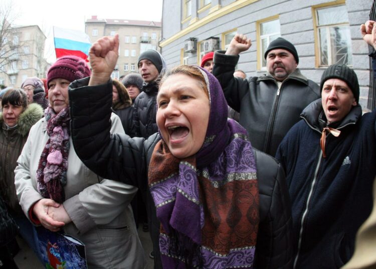 Venäjänkielisten mielenosoitus Ukrainan Donetskissa maanantaina.