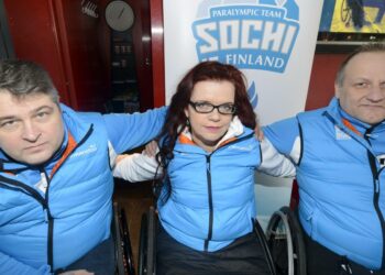 Suomea Sotshin paralympialaisissa edustaa muun muassa pyörätuolicurlingmaajoukkue Vesa Hellman (vas.), Sari Karjalainen ja Markku Karjalainen (oik.).