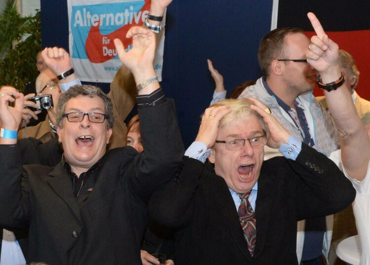 Oikeistopopulistisen AfD:n aktiivit juhlivat voittoa puolueen vaalivalvojaisissa Thüringenin osavaltion pääkaupungissa Erfurtissa.