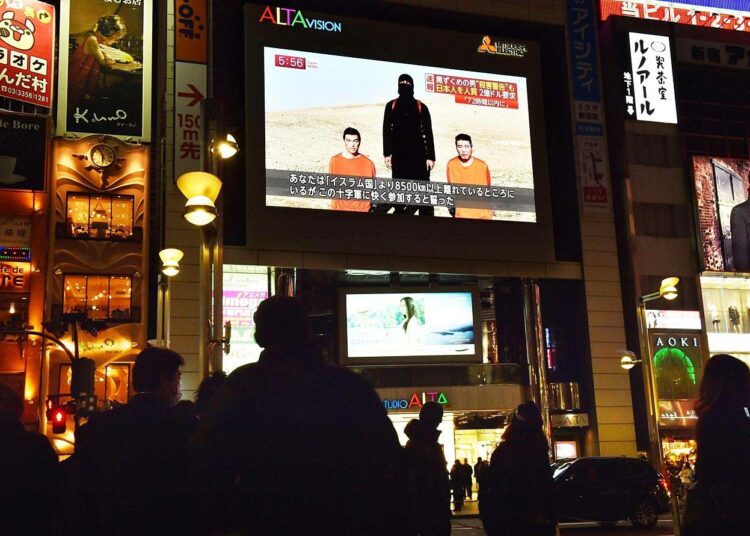 Tokiossa katsottiin tammikuussa uutisraporttia Isisin sieppaamista japanilaismiehistä. Myöhemmin Isis mestasi molemmat.