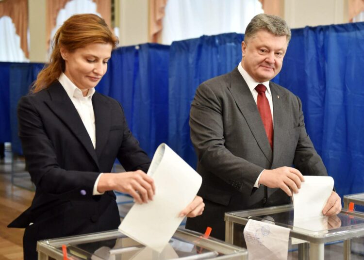 Ukrainan presidentti Petro Poroshenko ja hänen vaimonsa Maryna äänestivät Kiovassa 25. lokakuussa.