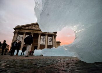 Taiteilija Olafur Eliassonin Grönlannin jäästä muotoilema teos on nähtävänä Pantheonin edustalla Pariisissa.