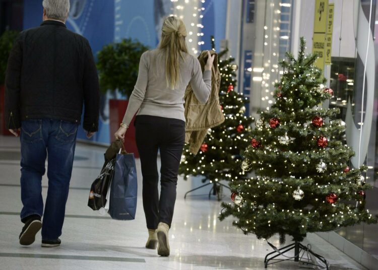 Kauppojen joulumyynti on vauhdissa. Jatkossa kauppaa saadaan käydä mihin kellonaikaan tahansa.