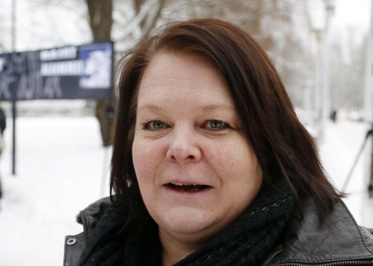 Eduskunta-avustaja Terhi Kiemunki Rajat kiinni! -kansanliikkeen järjestämässä mielenilmaisussa naisrauhan puolesta Tampereella tammikuussa.