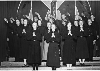 Isänmaallisen kansanliikkeen nuorisojärjestön Sinimustien lausuntakuoro kiertueella 1930-luvun puolimaissa. Kirjan kuvitusta.