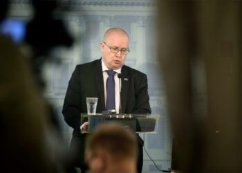 Työn vastaanottovelvollisuus tiukkenee ja työttömän on otettava myös muuta kuin oman alan työtä, esitti ministeri Jari Lindström viime viikolla. Professori Pertti Koistinen kysyy, voiko esityksille löytyä mitään järkevää perustelua.