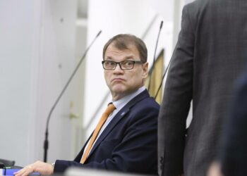 Kirjoittajan mukaan pääministeri Sipilä tekisi nyt viisaasti, jos hän kuuntelisi itseään, oppositiojohtaja Sipilää, muutaman vuoden takaa.