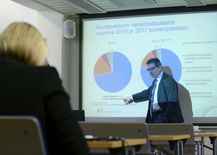 Kunta-alan työmarkkinajohtaja Markku Jalonen kertoi KT Kuntatyönantajien säästökyselyn tuloksista tiistaina.