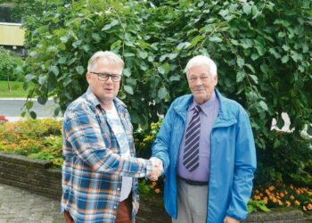 Lohjan valtuuston vasemmistoryhmän puheenjohtaja Matti Pajuoja (oik.) toivottaa Jari Väreen tervetulleeksi ryhmään.