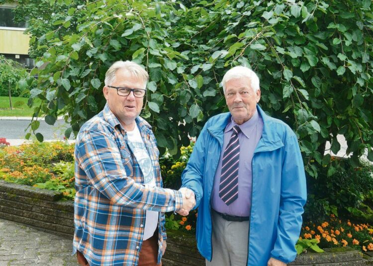 Lohjan valtuuston vasemmistoryhmän puheenjohtaja Matti Pajuoja (oik.) toivottaa Jari Väreen tervetulleeksi ryhmään.