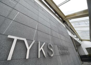 Hallitus kieltää kuntia ja sairaanhoitopiirejä tuottamasta monia suuria hoitoja. Tämä keskittää muun muassa erilaisia suurten nivelten ja syöpien hoitoja keskussairaaloihin ja joiltakin osin myös pienistä keskussairaaloista suurempiin, pääasiassa yliopistosairaaloihin.