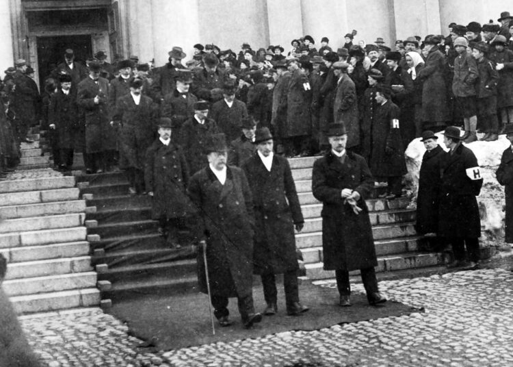 Kullervo Manner oli eduskunnan puhemiehenä vuonna 1917 silloisen suomalaisen demokratian huipulla. Kuvassa Manner (edessä keskellä) poistuu varapuhemiesten Lauri Ingmanin ja Väinö Jokisen kanssa Suurkirkon jumalanpalveluksesta.