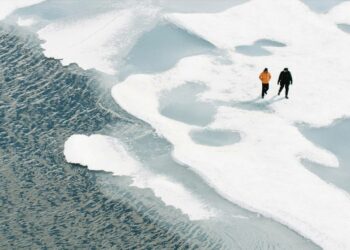Leonardo DiCaprio tutustuu ilmastonmuutoksen kannalta tärkeisiin paikkoihin kuten Grönlantiin.