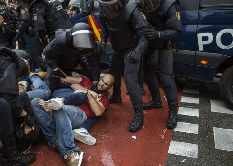Espanja yritti brutaalein ottein estää Katalonian kansanäänestyksen sunnuntaina.
