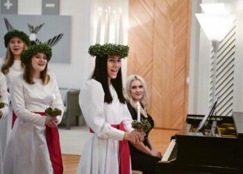 Lucia-neito Anna-Kajsa Edström kuoroineen esitti tiistaina laulutervehdyksen tasavallan presidentti Sauli Niinistölle ja rouva Jenni Haukiolle. Lucia vierailee joulu- ja tammikuussa muun muassa sairaaloissa ja vanhainkodeissa.