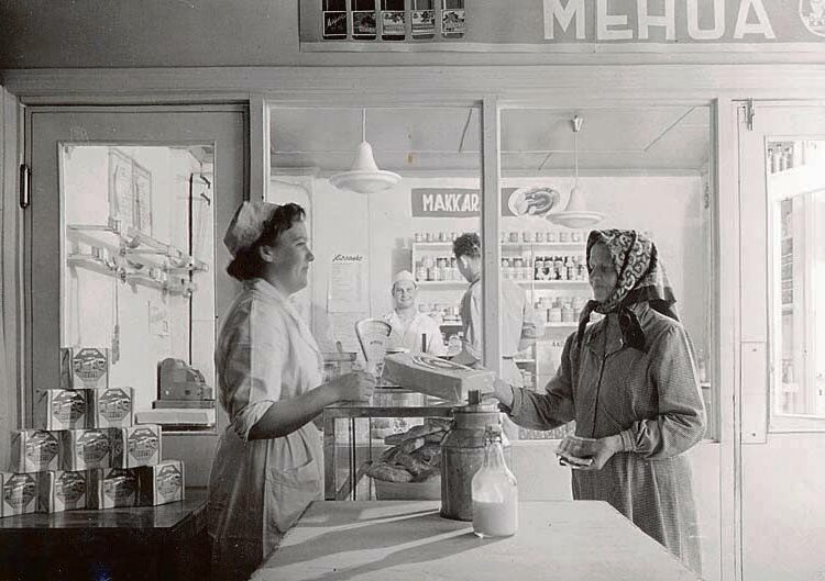 Rouva asioi porilaisen Osuusliike Kansan maito- ja leipämyymälässä 1950-luvulla. Erilliset myyntiosastot olivat tulleet pakollisiksi myymälöihin jo 1920-luvulla.