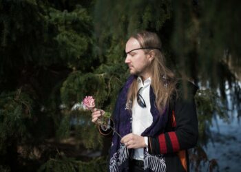 Historiallisten tarinoiden kertominen kiinnostaa kirjailija Mike Pohjolaa.