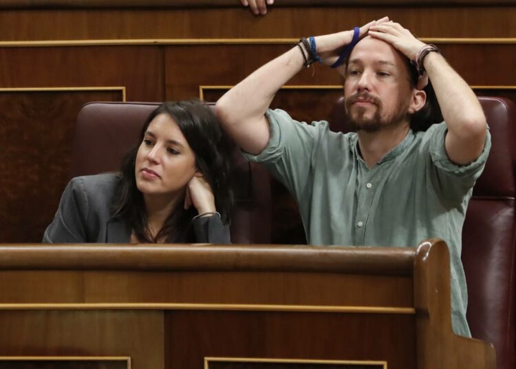 Irene Montero ja Pablo Iglesias Espanjan parlamentissa.
