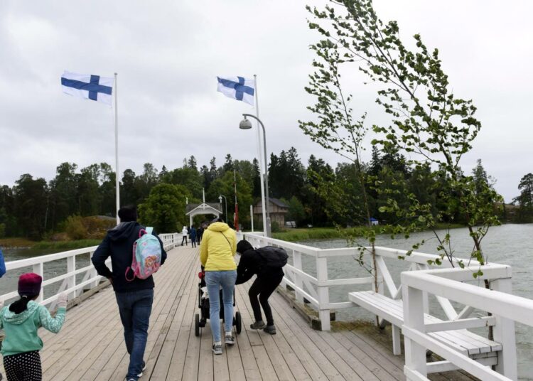Juhannuskoivut ja Suomen liput saivat tuulelta kyytiä juhannuksena Helsingissä.