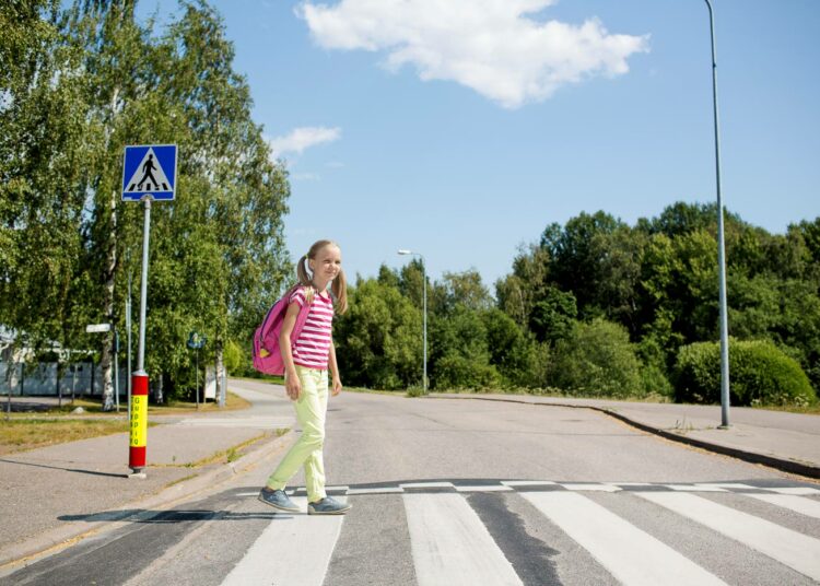 Tien ylittäminen on koulumatkan vaarallisin osuus. Tärkeintä on katsoa ja kuunnella tarkasti, tuleeko autoja.