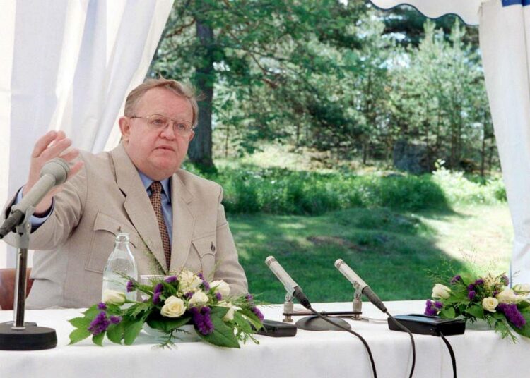 Presidentti Martti Ahtisaari Naantalin Kultarannassa.