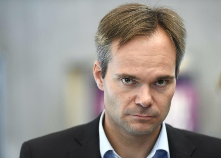 Sisäministeri Kai Mykkänen (kok.) ei näe tarpeellisena turvapaikanhakijoiden palautusten keskeyttämistä.