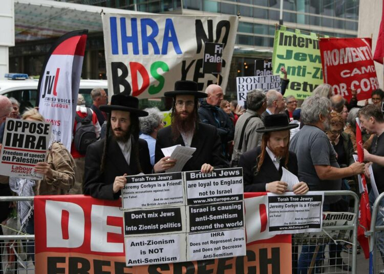 Labourin puoluehallituksen kokouksen päätöksiä odottamaan tuli tiistaina monia näkökantoja edustavia mielenosoittajia. Kuvassa etualalla on sionismia ja Israelin valtiota vastustavia ortodoksijuutalaisia.