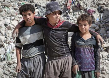 Mohammed Mahmoud Alawi (keskellä) etsii kahden veljensä kanssa Mosulin raunioiden seasta käyttökelpoista tavaraa myytäväksi.