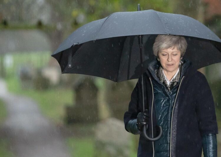 Brexit-erosopimuksen nurkkaan ajama Britannian pääministeri Theresa May on yrittänyt viikkotolkulla epätoivoisesti pitää kiinni paikastaan ja hallitustaan kasassa.