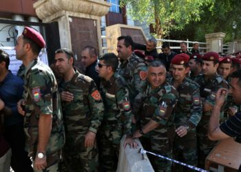 Kurdijoukkojen sotilaita jonottamassa äänestyspaikalla aluehallinnon vaaleissa viime syyskuussa.