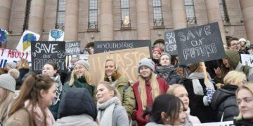 Koululaiset osoittivat mieltään ilmastonmuutosta vastaan eduskuntatalon edustalla Helsingissä 11. tammikuuta. Tällä viikolla on uusi ilmastolakko.