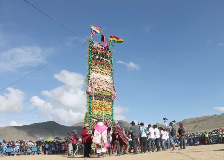Bolivian vuoristoalueen perinteisessä juhlassa pujllayssa tanssitaan maan antimia kuvastavan pukara-salon ympärillä.