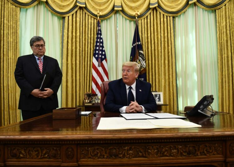 Presidentti Donald Trump valmistautui allekirjoittamaan asetuksen torstaina. Vasemmalla oikeusministeri William Barr.
