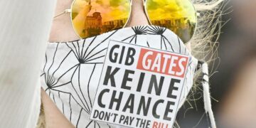 Saksalaisen mielenosoittajan kasvomaskissa viitataan salaliittoteoriaan, jonka mukaan koronaviruksen takana olisi Bill Gates.