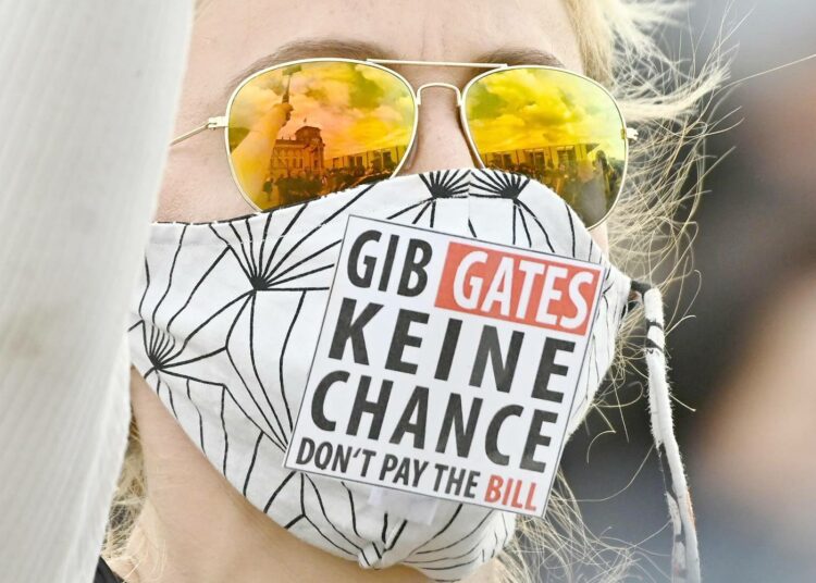 Saksalaisen mielenosoittajan kasvomaskissa viitataan salaliittoteoriaan, jonka mukaan koronaviruksen takana olisi Bill Gates.